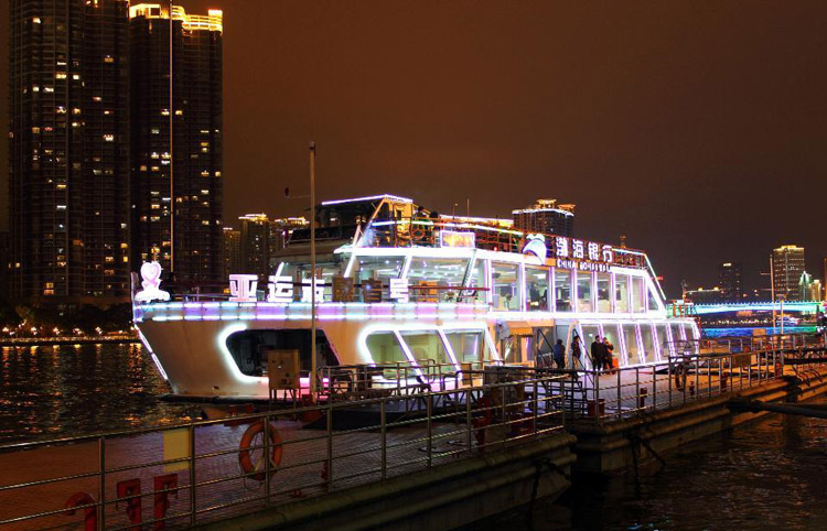 大沙头码头穗港之星全船长45米,宽10米,上下两层客舱,可容纳290位游客